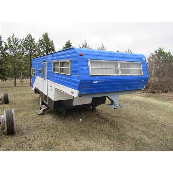 OLD FIFTH WHEEL HOLIDAY TRAILER