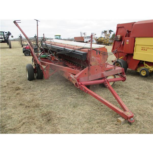 IHC 620 - 14' - 28 RUN PRESS DRILL C/W HYDRAULIC MARKERS