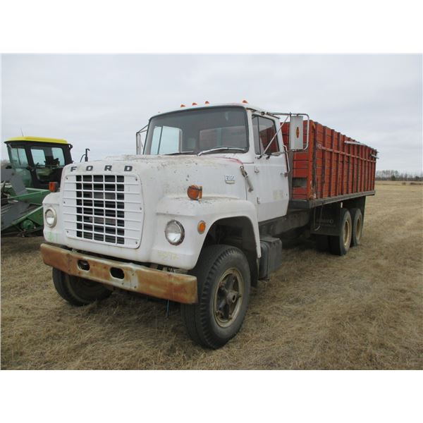 FORD 900 GAS TANDEM GRAIN TRUCK