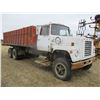 Image 2 : FORD 900 GAS TANDEM GRAIN TRUCK