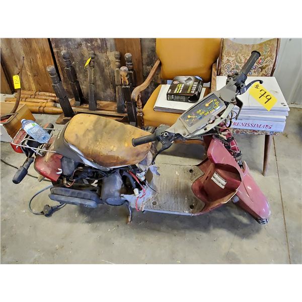 YAMAHA 50 CC SCOOTER (NEEDS REPAIR)