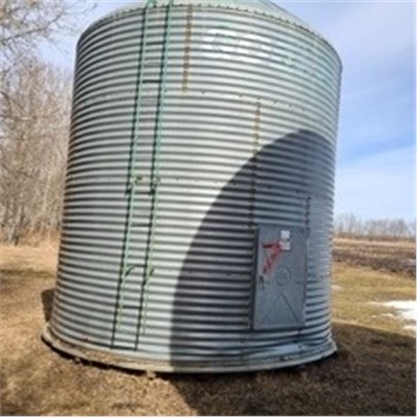 BIN #7 - 2500 BUSHEL BIN ON GOOD WOOD FLOOR (SOME BUCKLING ON BOTTOM RING)