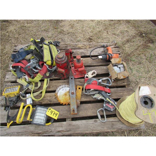 PALLET OF 3 HYDRAULIC JACKS, SAFETY HARNESS, 2 LIGHTS, HEAT GUN, ROPE