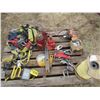 Image 1 : PALLET OF 3 HYDRAULIC JACKS, SAFETY HARNESS, 2 LIGHTS, HEAT GUN, ROPE