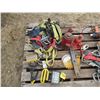 Image 3 : PALLET OF 3 HYDRAULIC JACKS, SAFETY HARNESS, 2 LIGHTS, HEAT GUN, ROPE