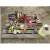 Image 5 : PALLET OF 3 HYDRAULIC JACKS, SAFETY HARNESS, 2 LIGHTS, HEAT GUN, ROPE