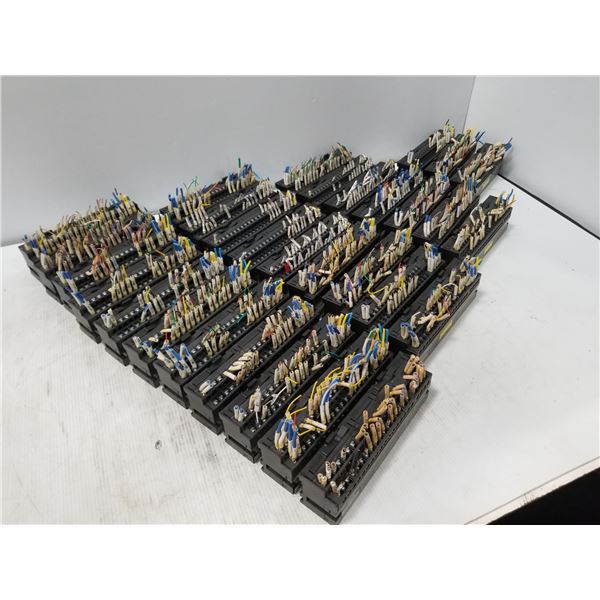 Lot of 30 AJ65SBTB1-32D Mitsubishi Input Modules