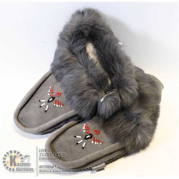 PAIR MENS MOCCASINS SIZE 11