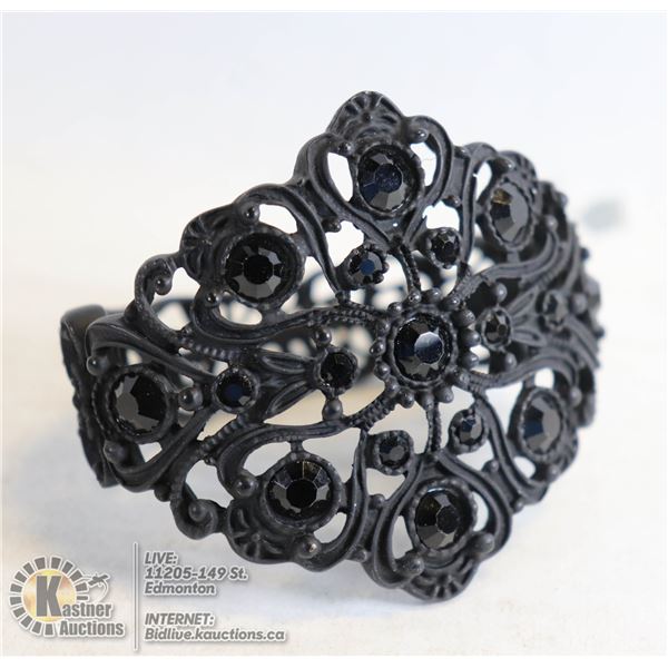 BLACK STONE AND METAL COSTUME BRACELET