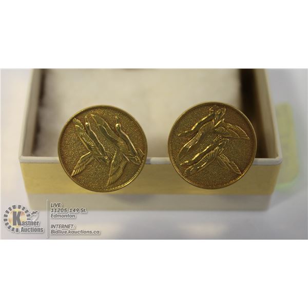 PAIR OF VINTAGE GOLD TONE DUCK THEMED CUFFLINKS