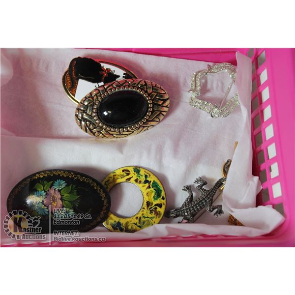 BOX OF ESTATE BROOCHES ALLIGATOR AND MORE SCENIC CAT, ALIGATOR, RHINESTONE BROOCH AND MORE