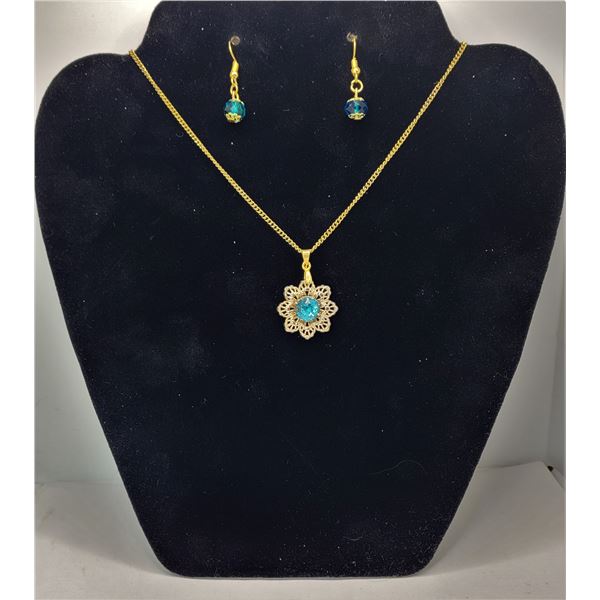 33)  GOLD TONE WITH TURQUOISE RHINESTONE OPEN FILAGREE FLOWER PENDANT ON 18" CHAIN AND COORDINATING 