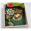 Image 1 : VINTAGE CAMEO, RHINESTONE AND FLOWER LOCKET