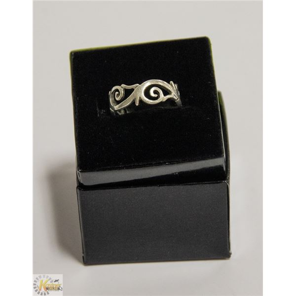 VINTAGE .925 SILVER FANCY DESIGN RING 5MM WIDE