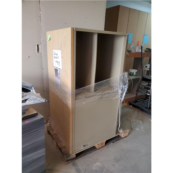 PALLET WITH STORAGE CABINET