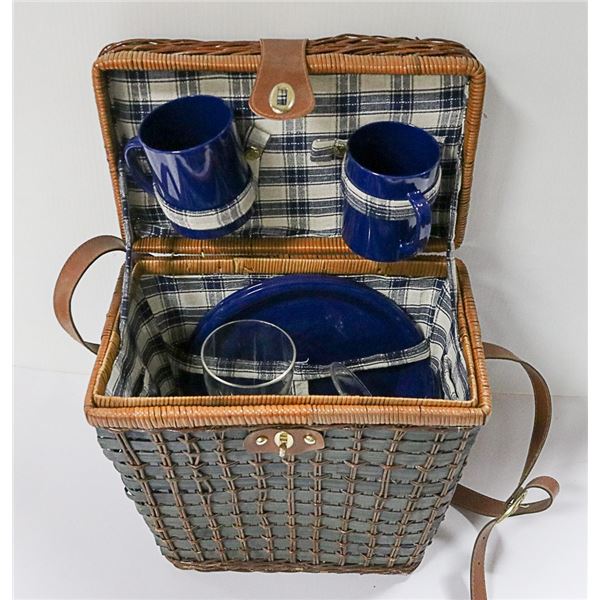 PICNIC BASKET WITH PLASTIC SERVING DISHES