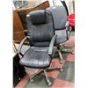 Image 1 : LOT OF 2 ASSORTED OFFICE CHAIRS