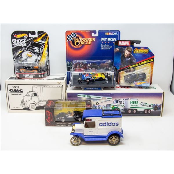 FLAT LOT OF COLLECTIBLE CARS AND TRUCKS
