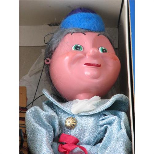 Pelham Puppet England SL Queen Mint Boxed NR