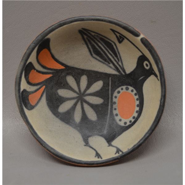 NATIVE AMERICAN SANTO DOMINGO POTTERY PLATE SIGNED WITH LOGO