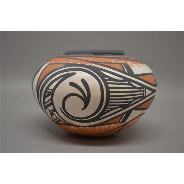 NATIVE AMERICAN ZUNI POTTERY JAR SIGNED