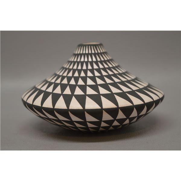 NATIVE AMERICAN ACOMA POTTERY VASE BY DOROTHY TORIVIO
