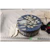 Image 2 : Hat Box with Vintage Doilies