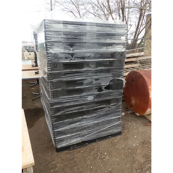 30 Plastic Pallets