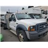 Image 2 : 2006 FORD F-450 XL, 2DR DUMP TRUCK, WHITE, VIN # 1FDXF46PX6ED08602