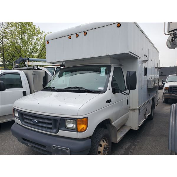 2004 FORD E-450 SUPER DUTY, UTILITY VAN, WHITE, VIN # 1FDXE45S24HB32651