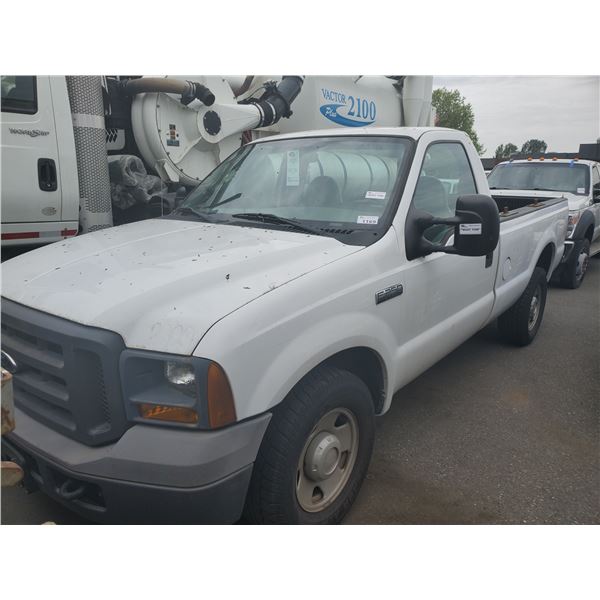 2005 FORD F-250 XL SUPERDUTY, 2DR PU, WHITE, VIN # 1FTNF20505EA94242
