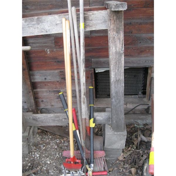 BUNDLE OF GARDEN TOOLS