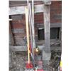 Image 1 : BUNDLE OF GARDEN TOOLS