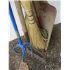 Image 2 : BUNDLE OF GARDEN TOOLS, GARDEN CLAW, ETC.