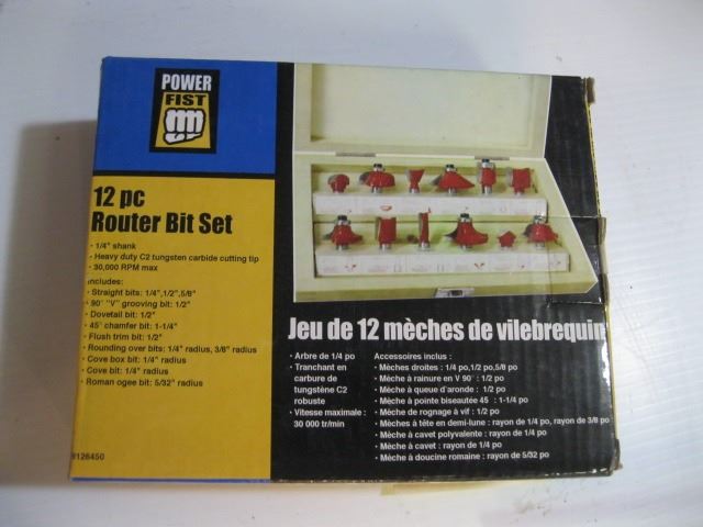 BLACK & DECKER ROUTER & SET OF POWER FIST ROUTER BITS
