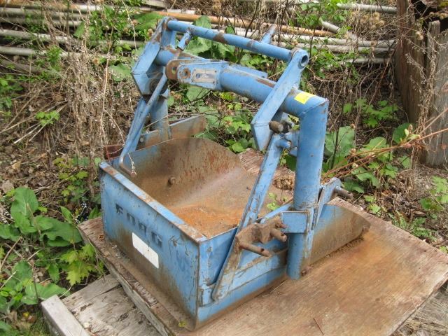 FORD 3 POINT HITCH DIGGING BUCKET FOR A TRACTOR