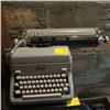 Image 1 : ROYAL MANUAL TYPEWRITER