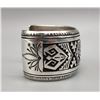 Image 2 : Rug Pattern Sterling Silver Bracelet - Tommy Singer