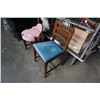 Image 2 : 2 antique vanity chairs