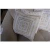 Image 2 : 8 white and gold throw pillows