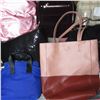 Image 2 : LOT OF 12 ASSORTED HAND BAGS / SACS A MAINS