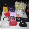 Image 1 : LOT OF 12 ASSORTED HAND BAGS / SACS A MAINS