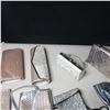 Image 2 : LOT OF 12 ASSORTED HAND BAGS / SACS A MAINS