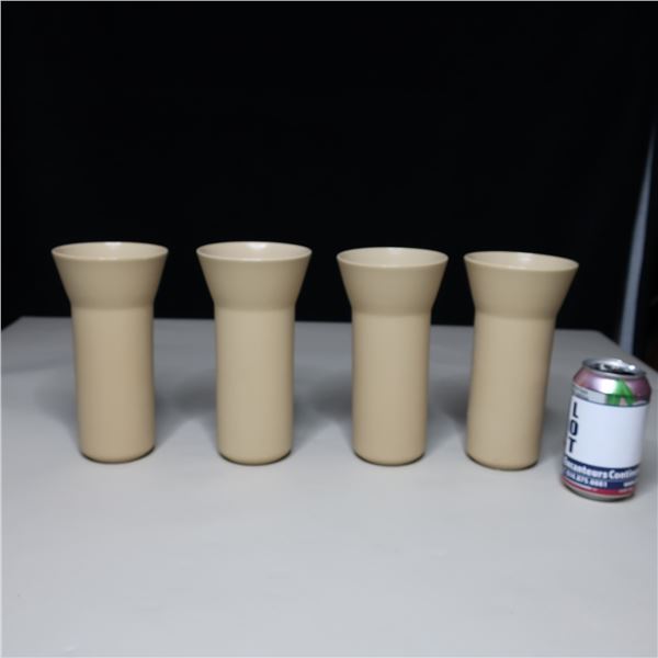 LOT: 4 VASES