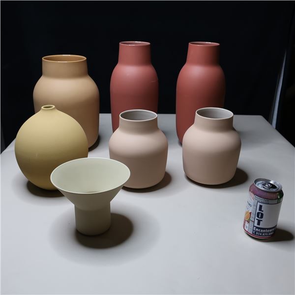 LOT: 7 VASES