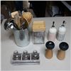 Image 1 : LOT: KITCHEN ACCESSORIES /  ARTICLES DE CUISINE
