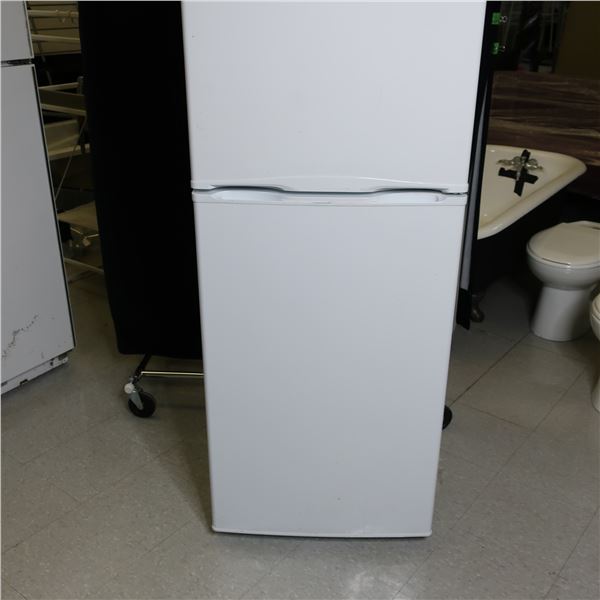 FRIDGE INSIGNA 24  X 24  X59 