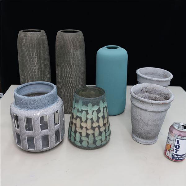 LOT: 7 ASSORTED VASES / VASES ASSORTIS