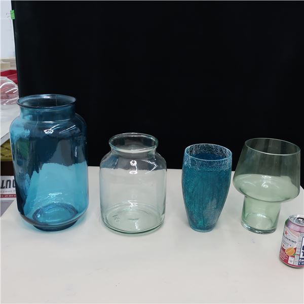 LOT: 4 ASSORTED VASES / VASES ASSORTIS