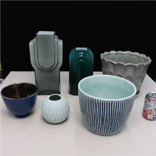 LOT: 6 ASSORTED VASES / VASES ASSORTIS